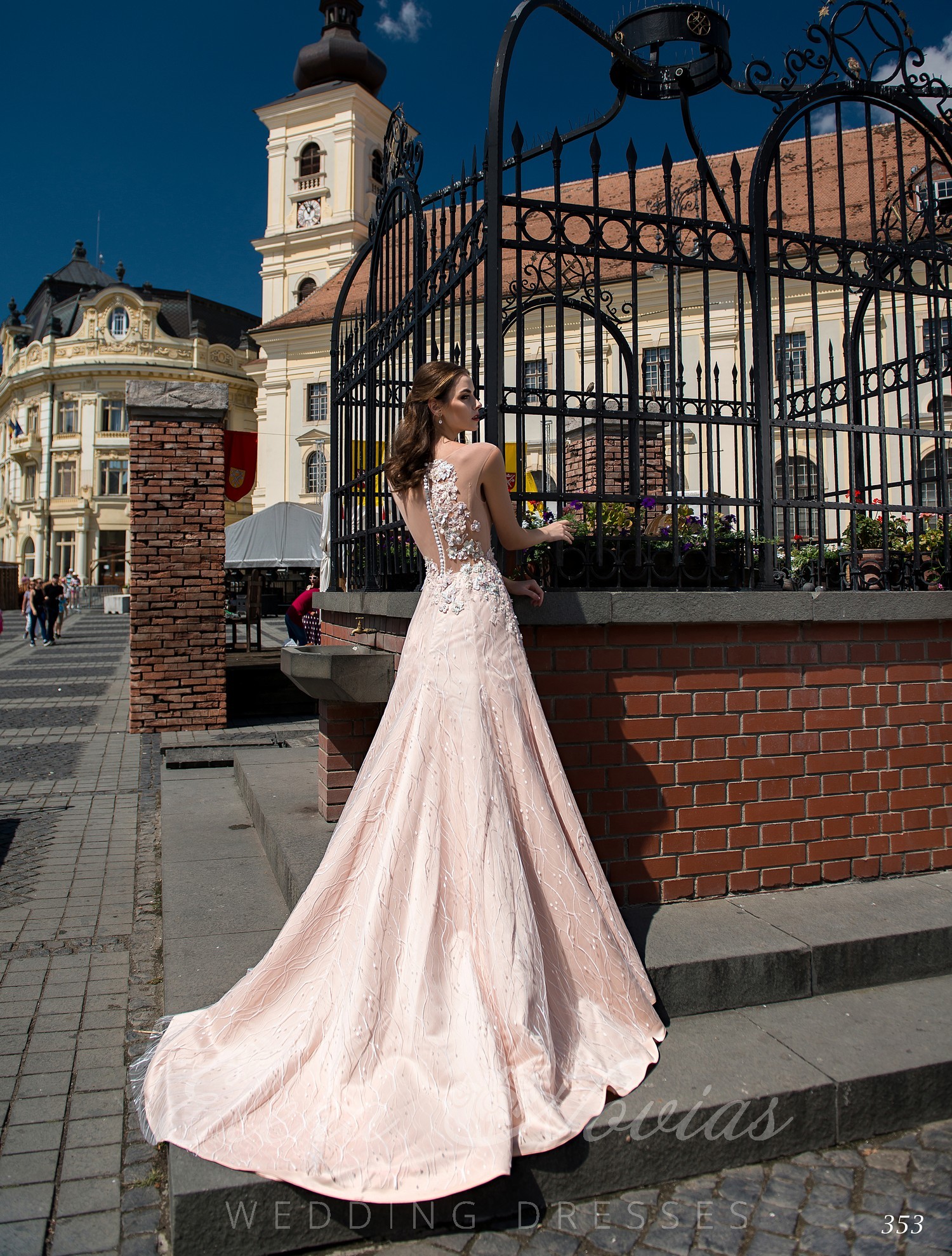 Нежно-розовое свадебное платье